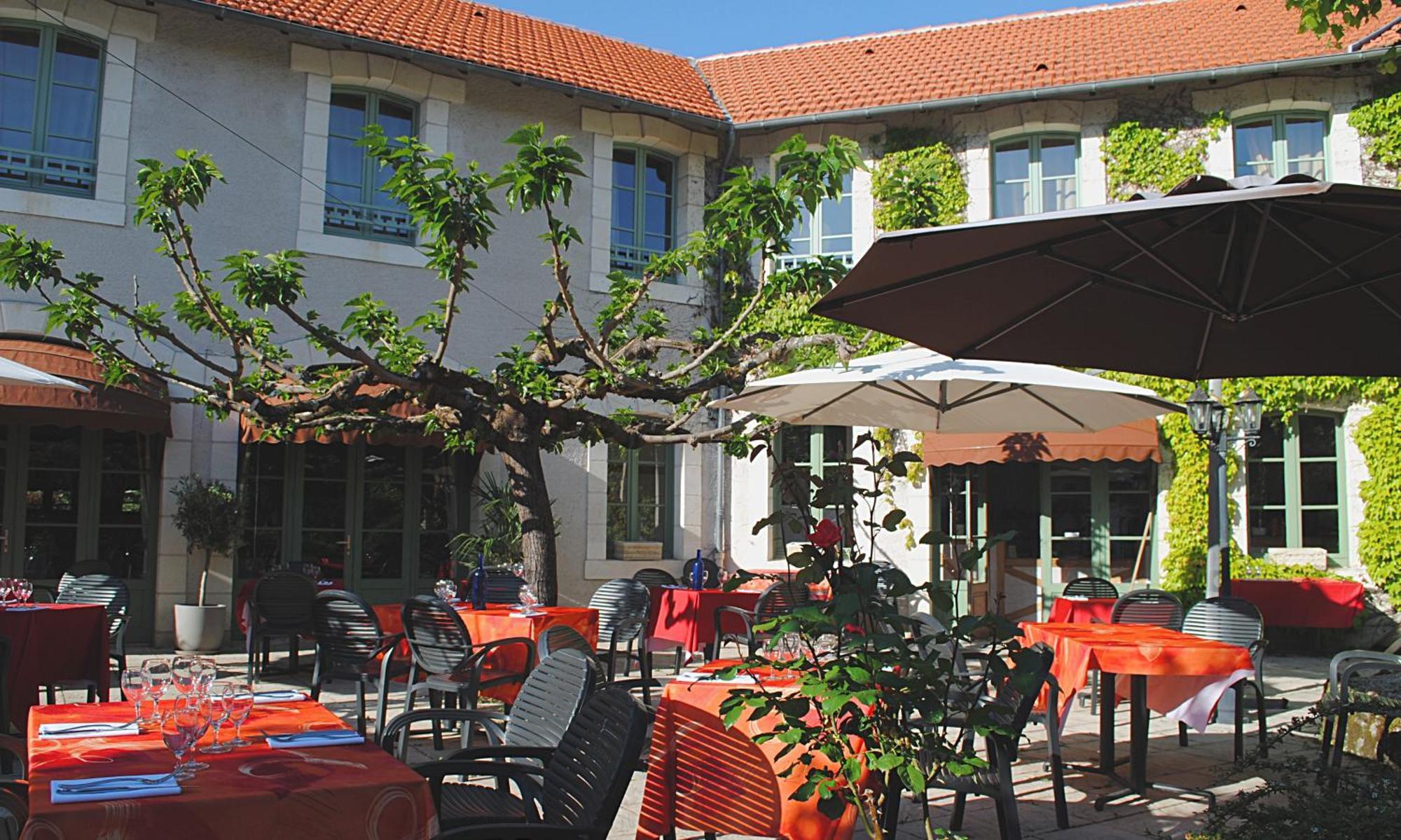 Logis Hostellerie Du Perigord Vert ブラントーム エクステリア 写真