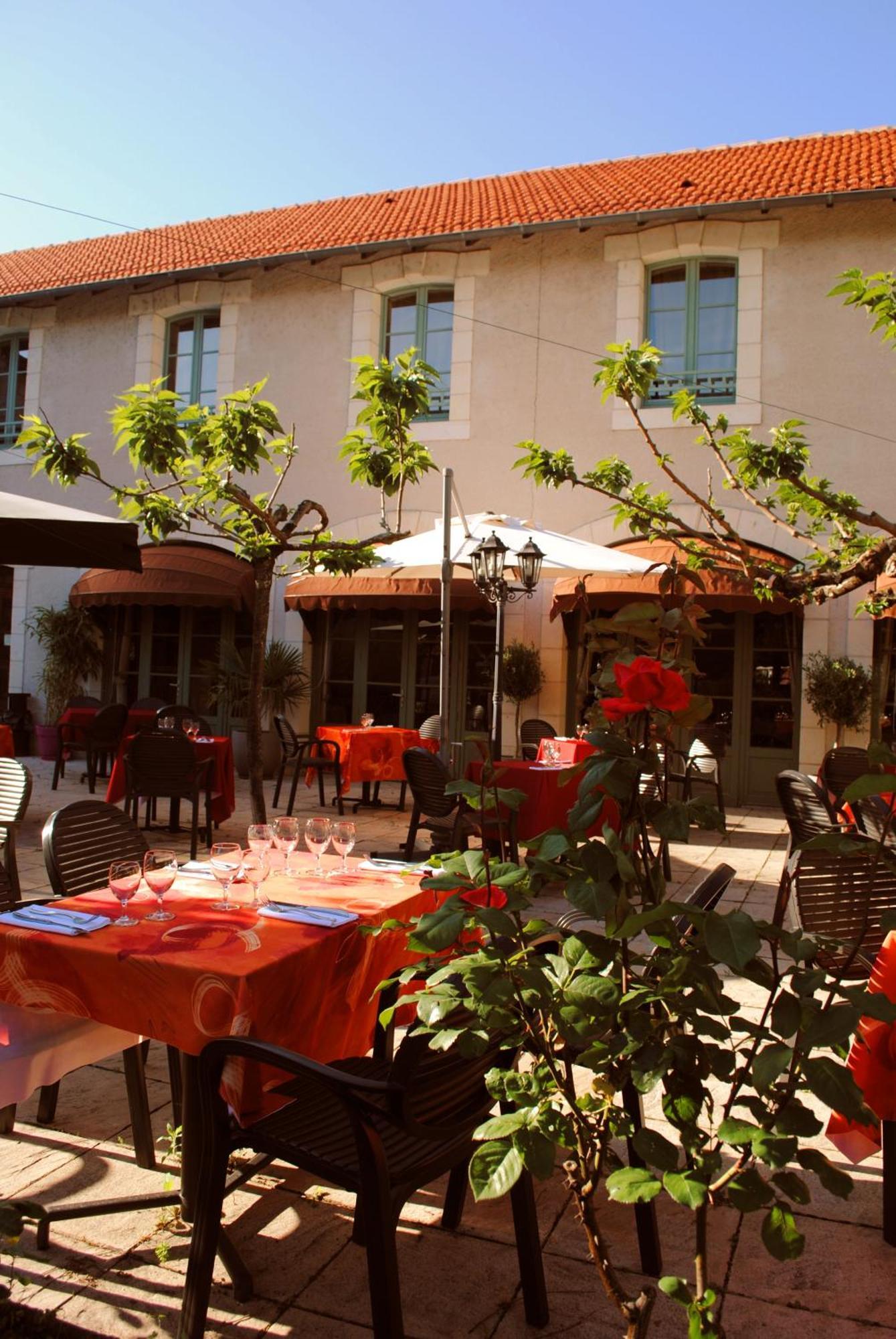 Logis Hostellerie Du Perigord Vert ブラントーム エクステリア 写真
