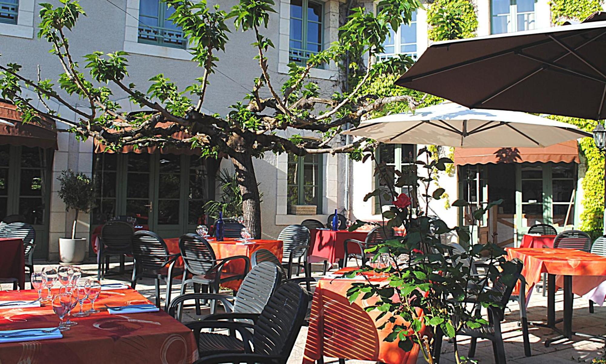 Logis Hostellerie Du Perigord Vert ブラントーム エクステリア 写真