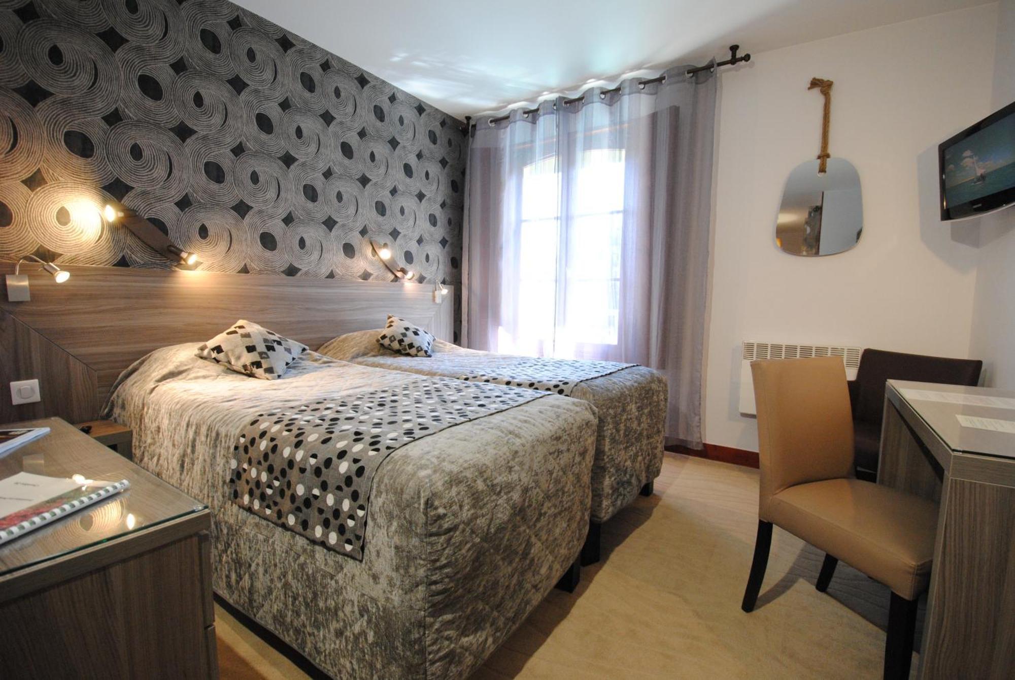 Logis Hostellerie Du Perigord Vert ブラントーム エクステリア 写真