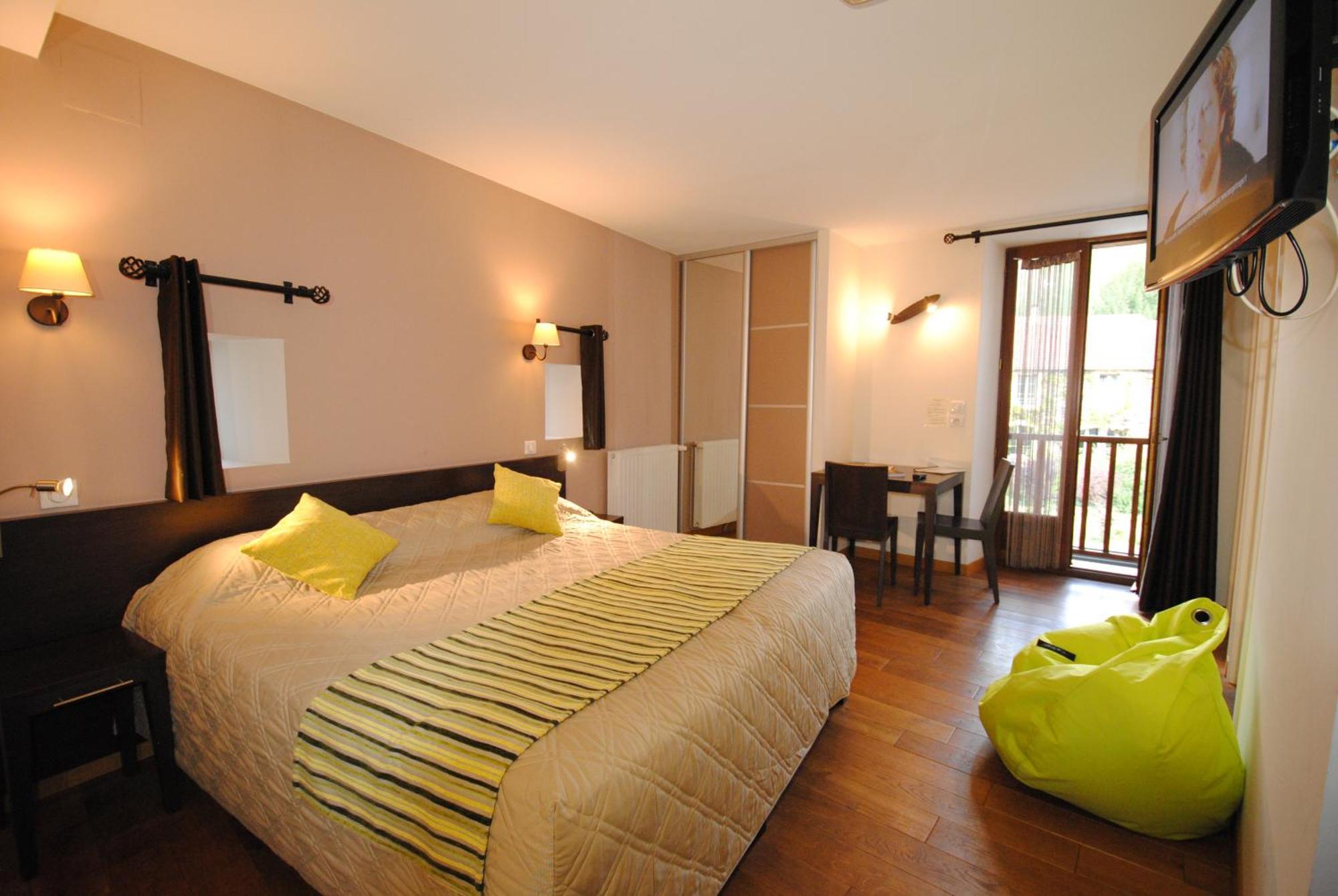 Logis Hostellerie Du Perigord Vert ブラントーム エクステリア 写真