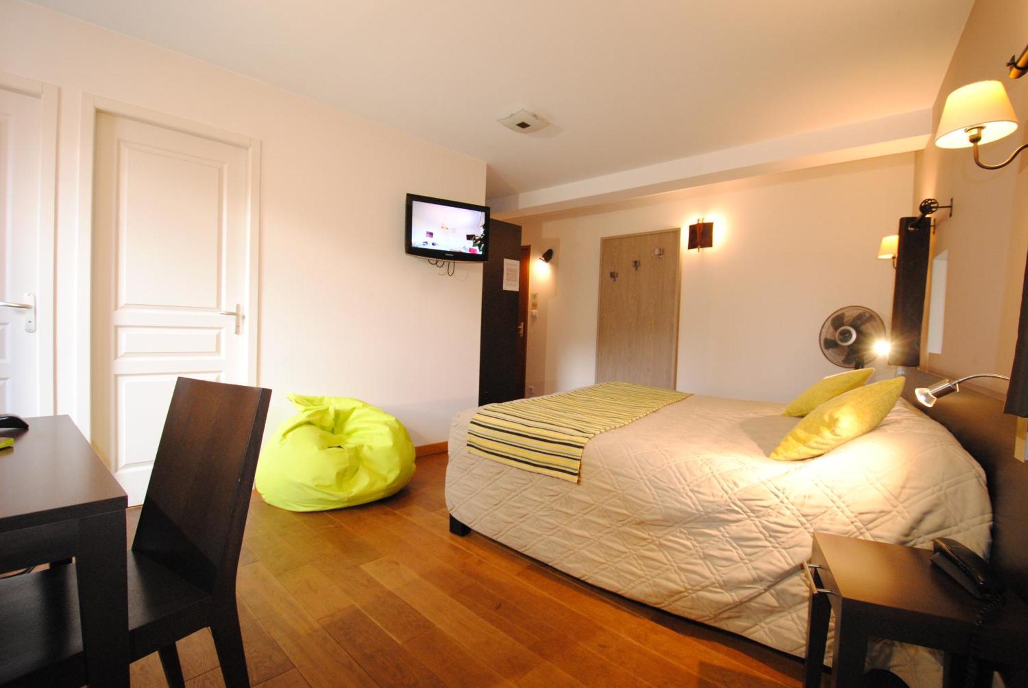 Logis Hostellerie Du Perigord Vert ブラントーム エクステリア 写真