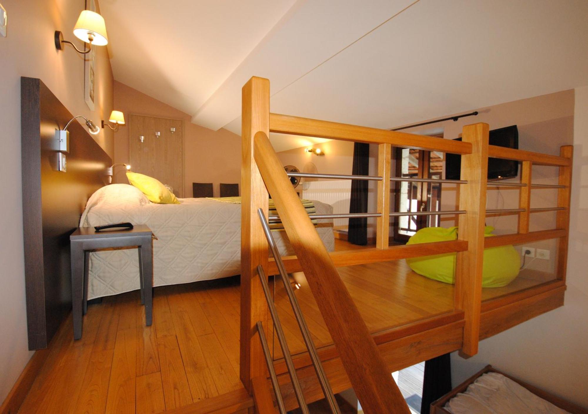 Logis Hostellerie Du Perigord Vert ブラントーム エクステリア 写真