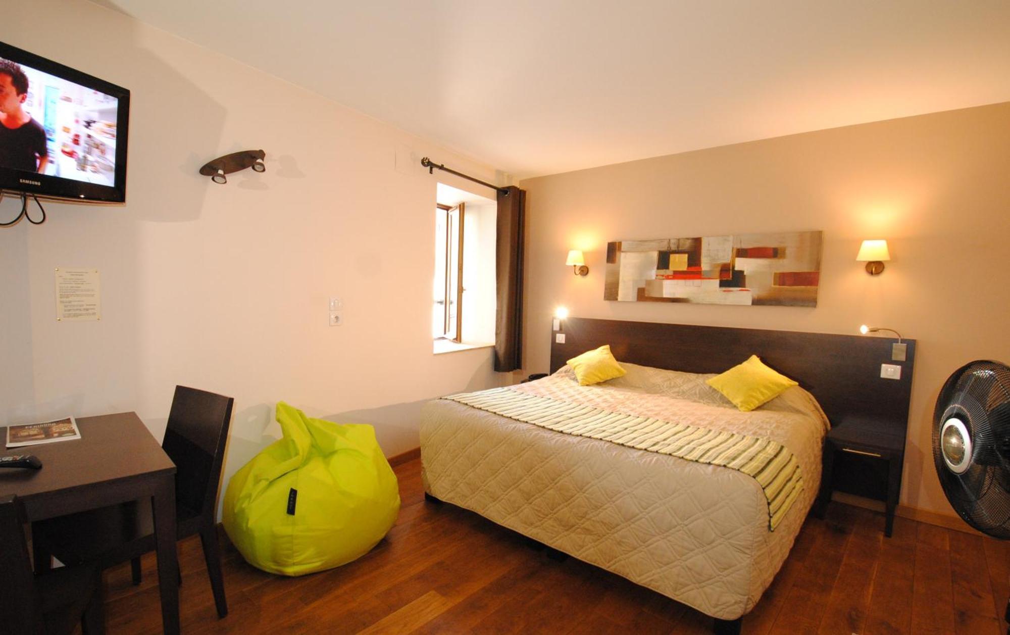 Logis Hostellerie Du Perigord Vert ブラントーム エクステリア 写真