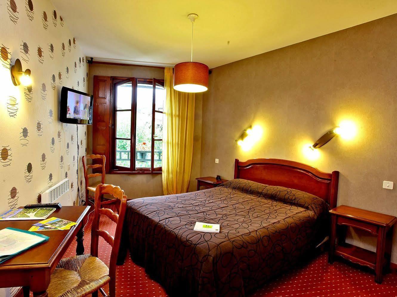 Logis Hostellerie Du Perigord Vert ブラントーム エクステリア 写真